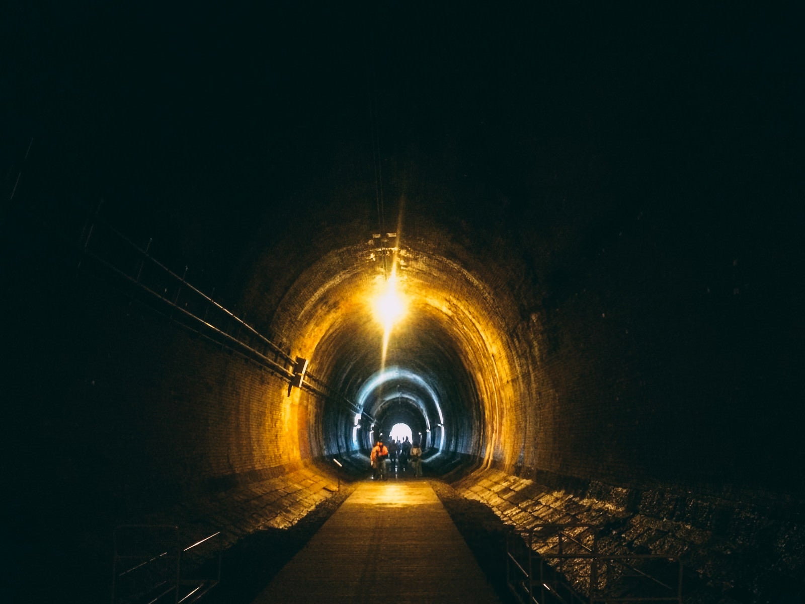 「湊川隧道のトンネル内」の写真
