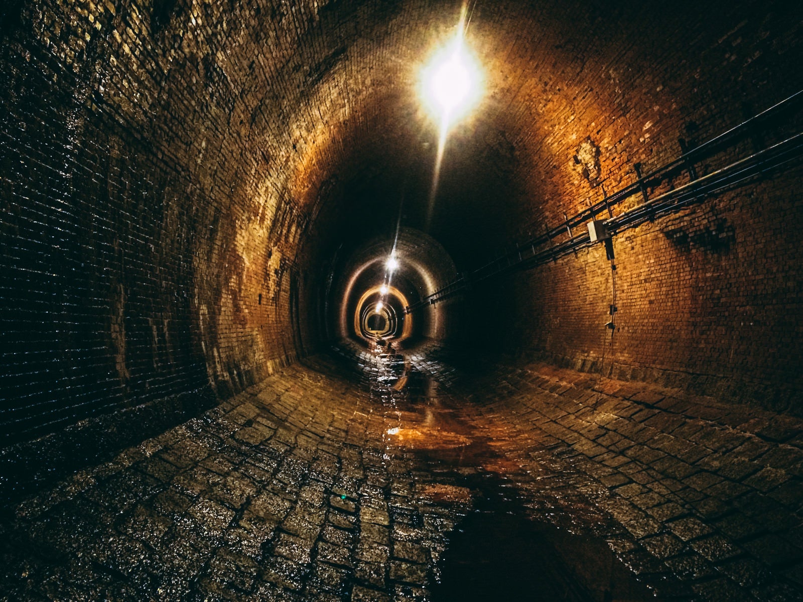 「レンガでできた湊川隧道トンネル」の写真
