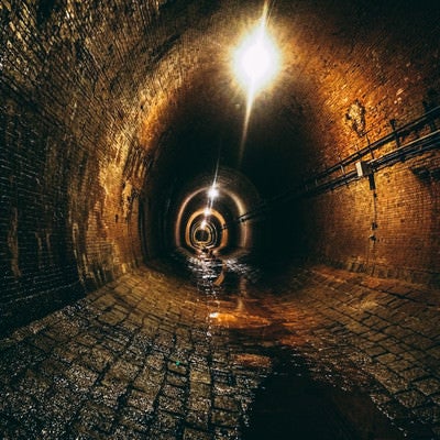 レンガでできた湊川隧道トンネルの写真