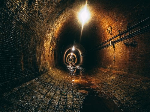 レンガでできた湊川隧道トンネルの写真