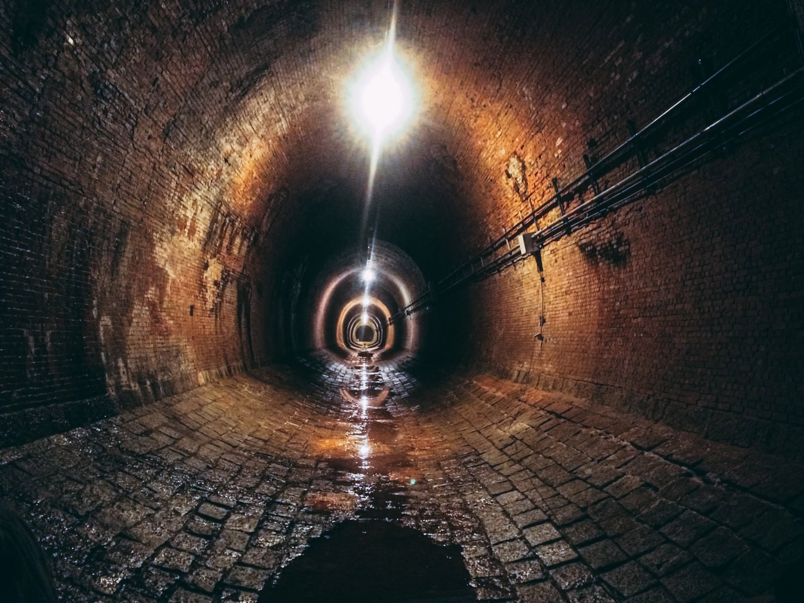 「湊川隧道のトンネル内部（近代化遺産）」の写真