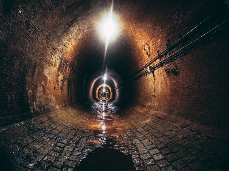 湊川隧道のトンネル内部（近代化遺産）の写真