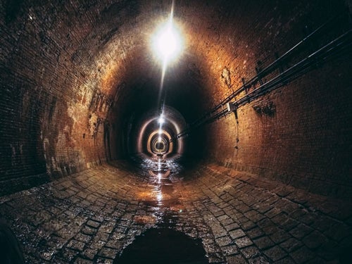 湊川隧道のトンネル内部（近代化遺産）の写真