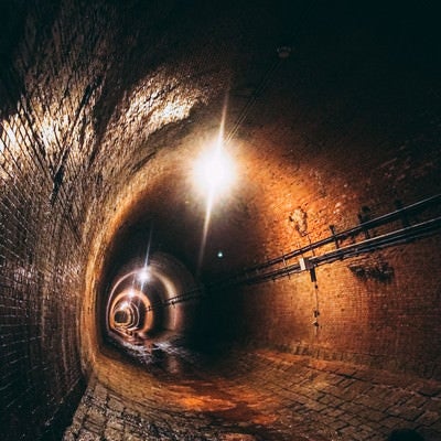 湿り気のあるトンネル内部（湊川隧道）の写真