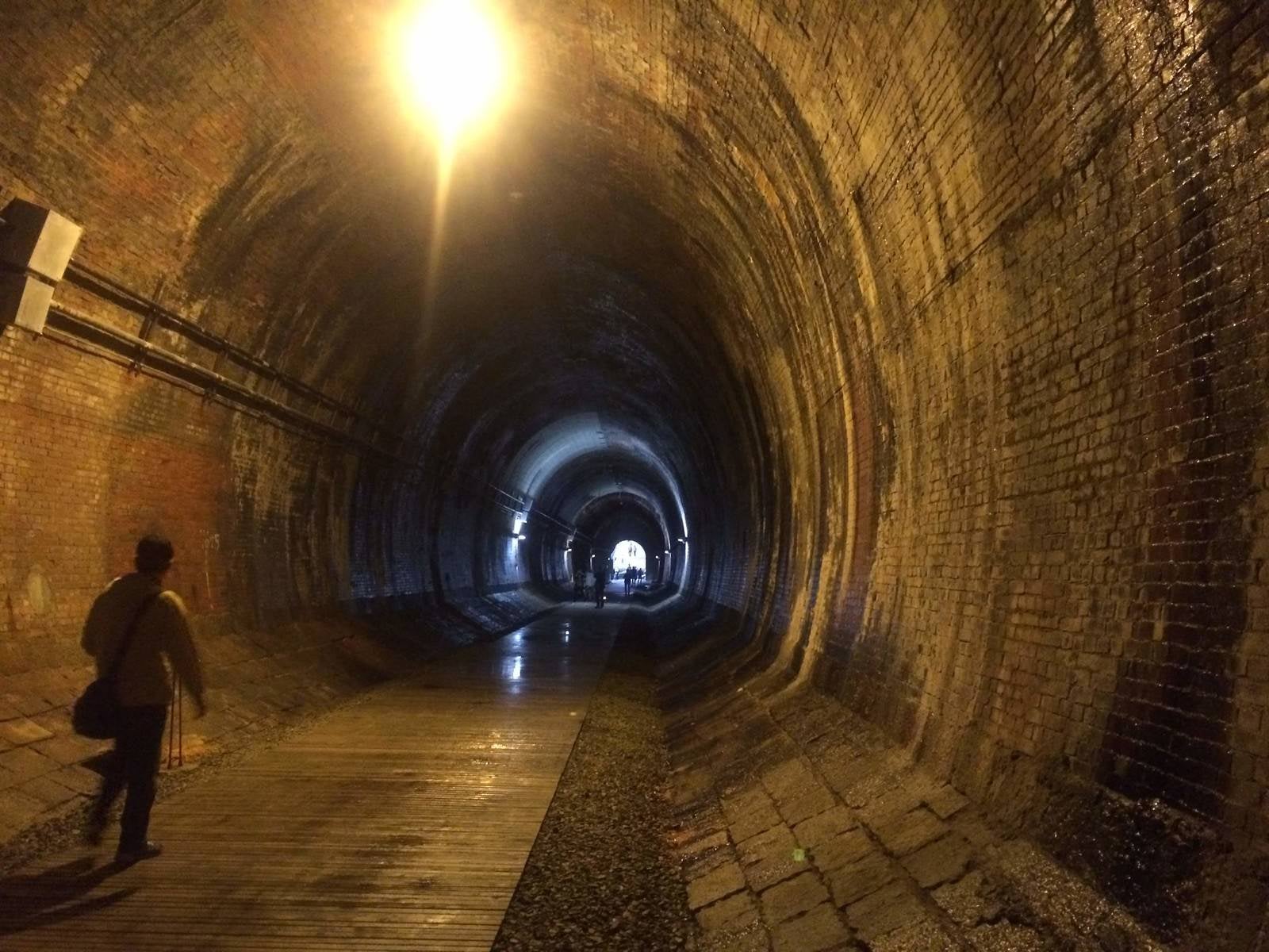 「湊川隧道のトンネル内を歩く人々（湊川隧道）」の写真