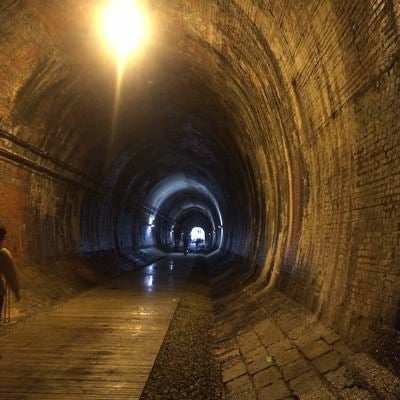 湊川隧道のトンネル内を歩く人々（湊川隧道）の写真