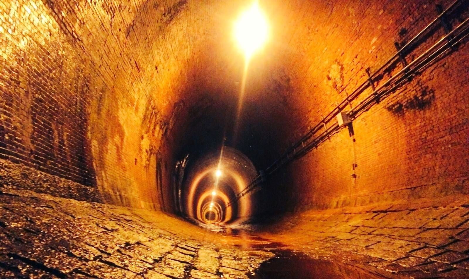 「おどろおどろしく煌々と光るトンネル（湊川隧道：みなとがわずいどう）」の写真