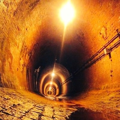 おどろおどろしく煌々と光るトンネル（湊川隧道：みなとがわずいどう）の写真