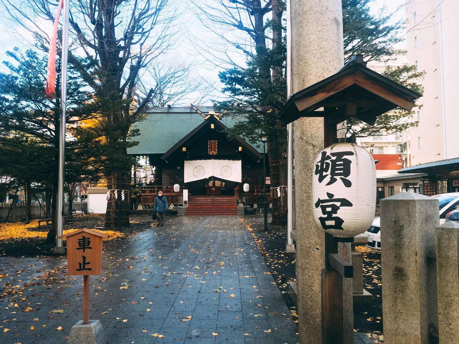 「北海道神宮頓宮と落ち葉」の写真