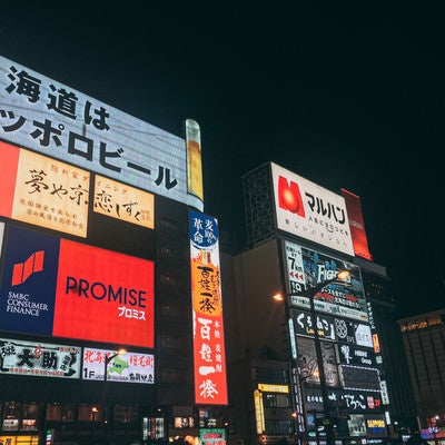 日本三大歓楽街の一つである夜のすすきの歓楽街の写真
