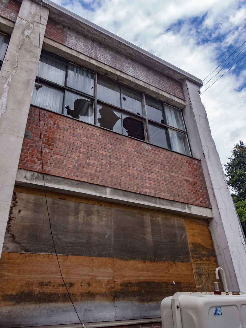 「割れた窓ガラスの廃屋（美唄炭鉱）」の写真