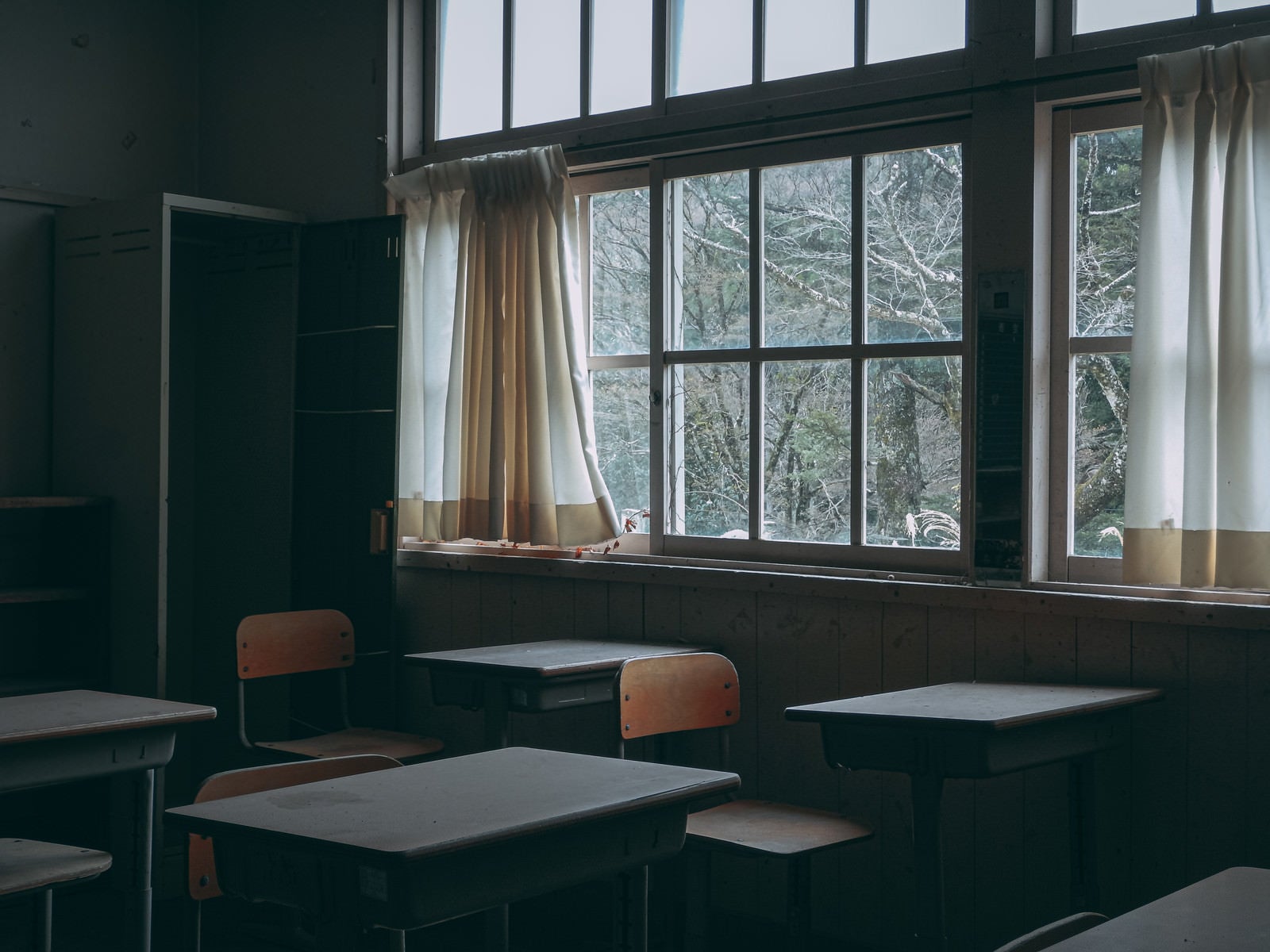 「誰もいない廃教室」の写真