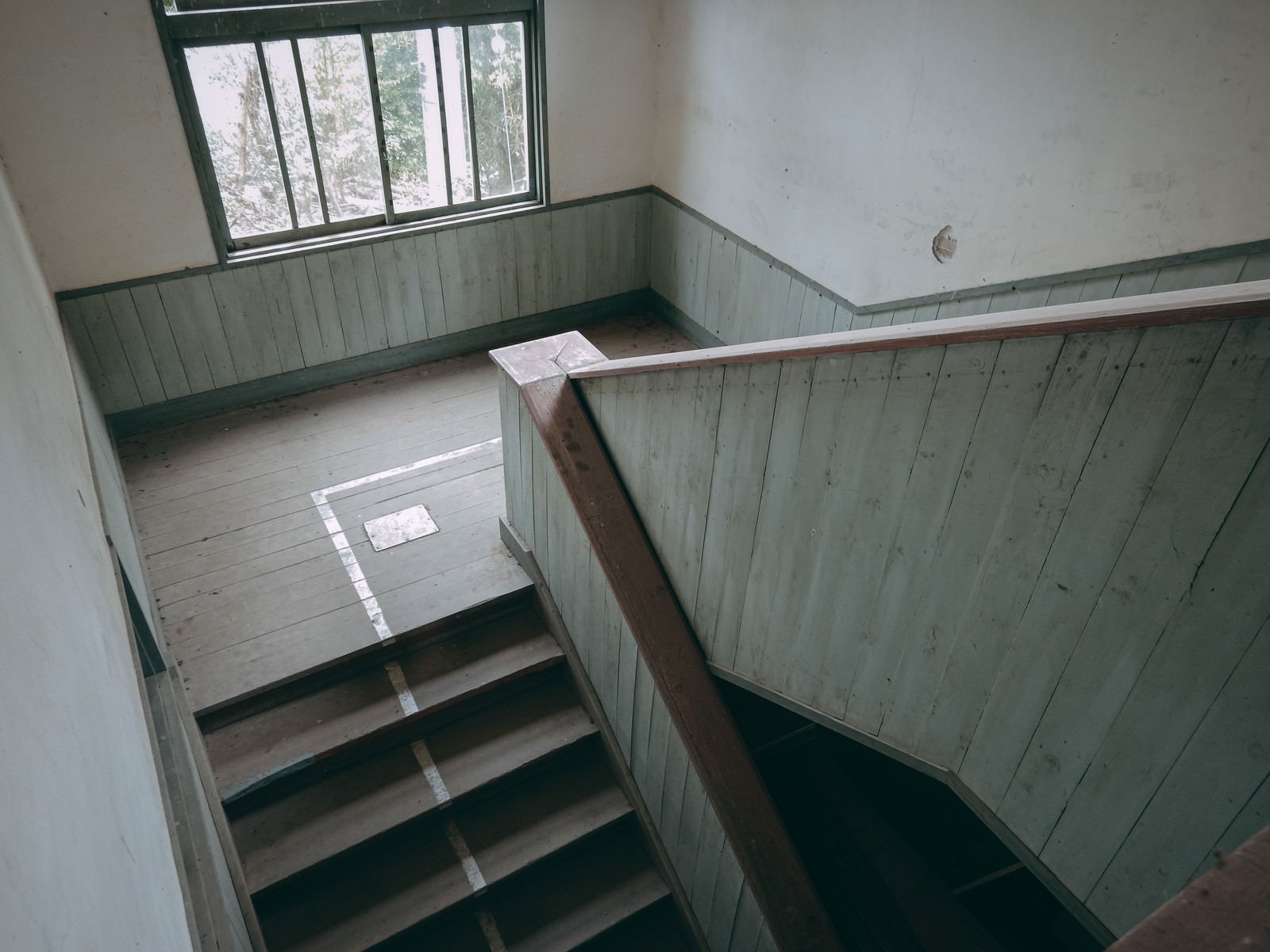 「三段飛びで駆け下りた思い出の階段」の写真