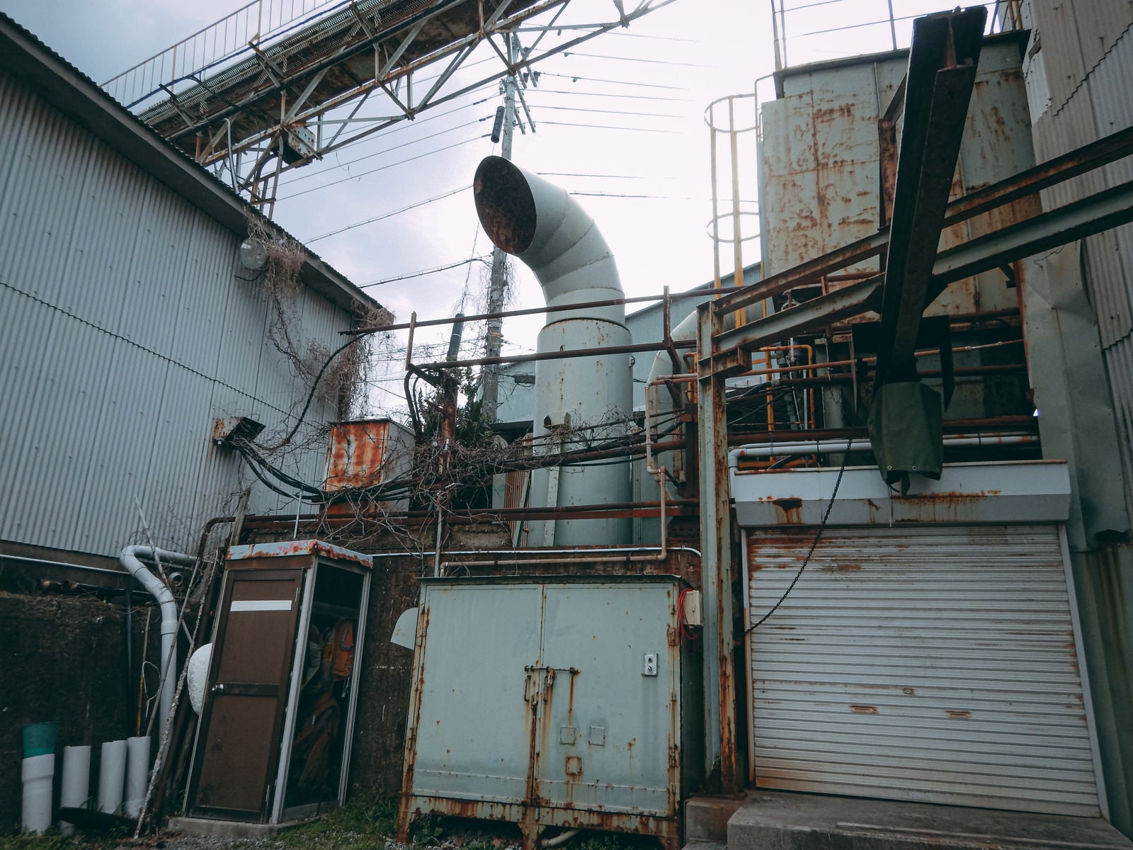 「配管と寂れた工場」の写真