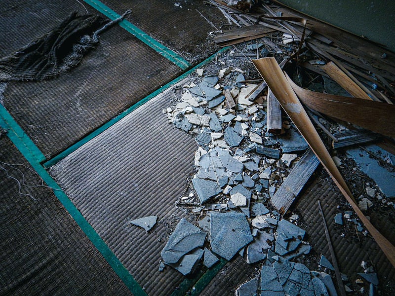 野ざらしの畳とコンクリート片の写真
