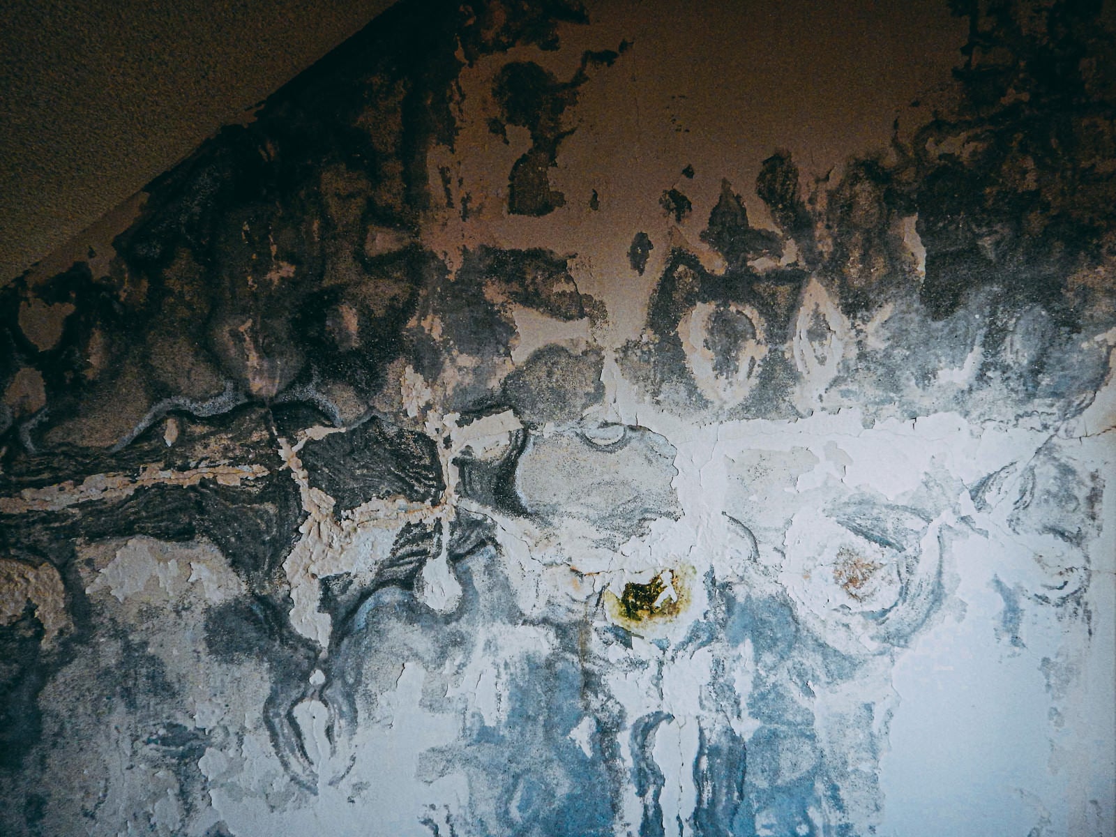 「錆びて汚れたタイル | フリー素材のぱくたそ」の写真