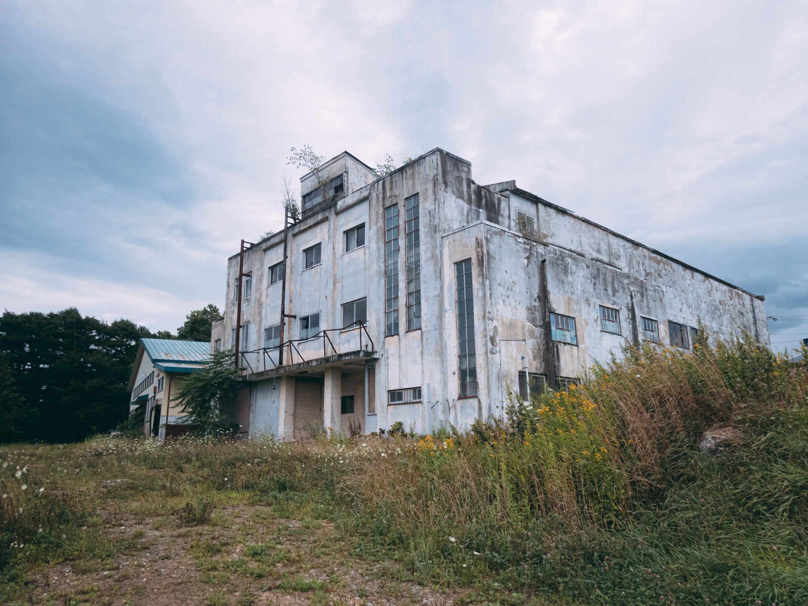 「最後は企業の倉庫になっていた美唄炭鉱の映画館」の写真