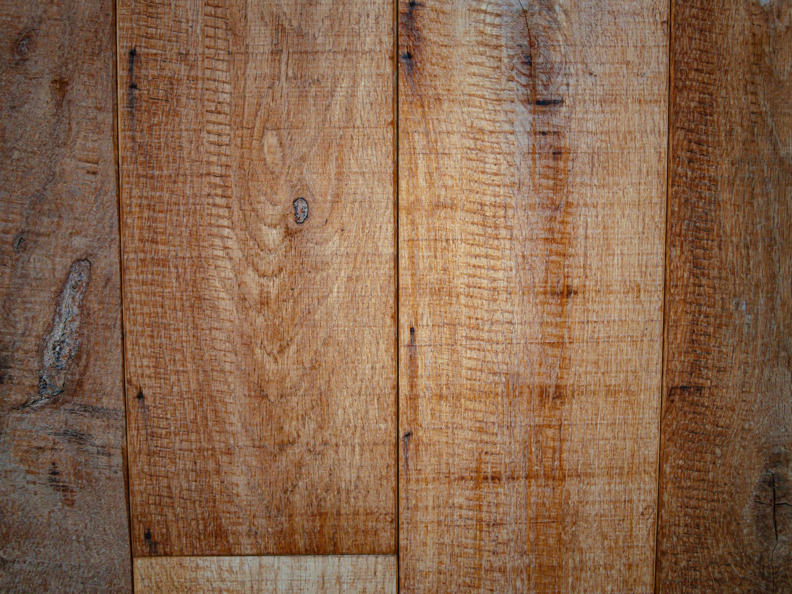 「引きずった跡が残る木目板」の写真