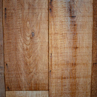 引きずった跡が残る木目板の写真