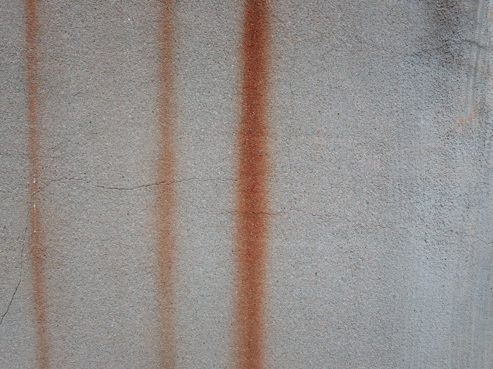 「錆が流れるコンクリートの壁」の写真