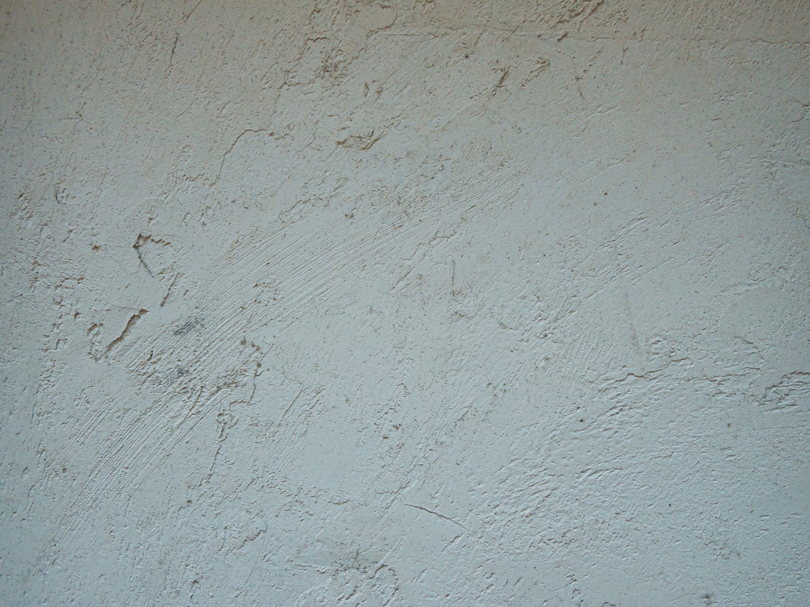「引っかき傷のような模様の塗装が施された壁」の写真