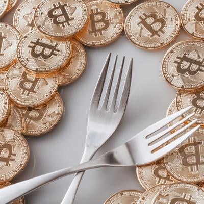 ビットコインとフォークの写真