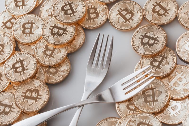 ビットコインとフォークの写真
