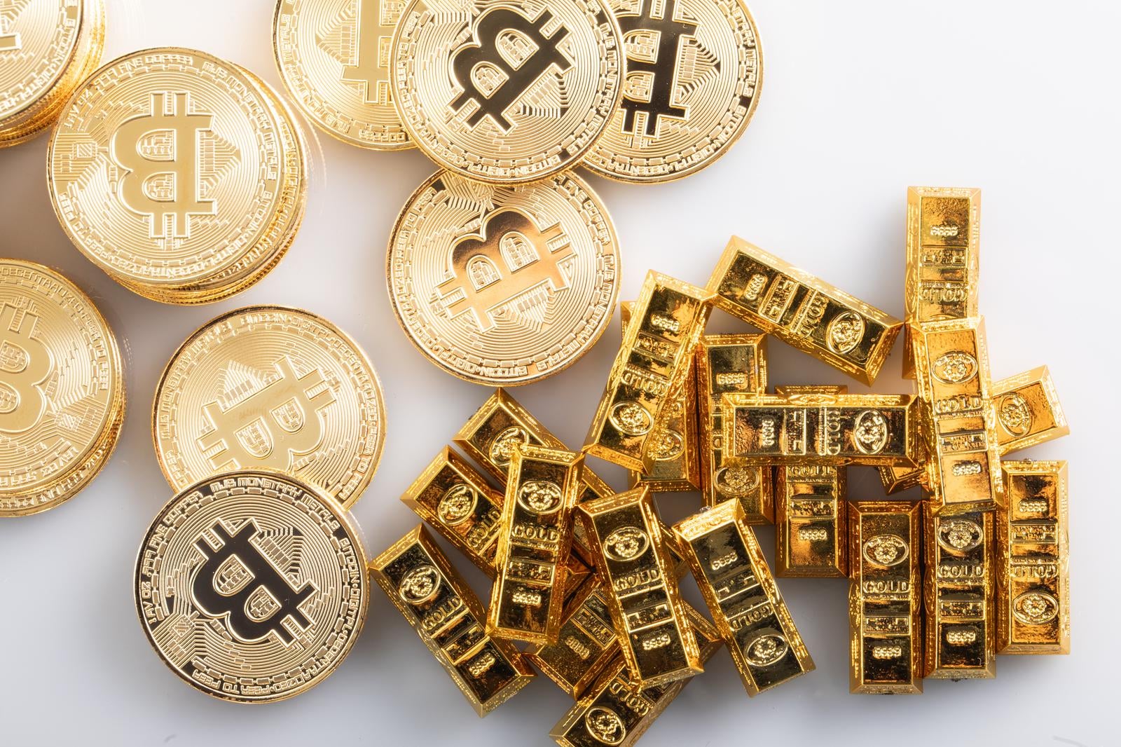 「ビットコインとゴールドバー」の写真