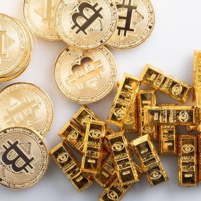 ビットコインとゴールドバーの写真