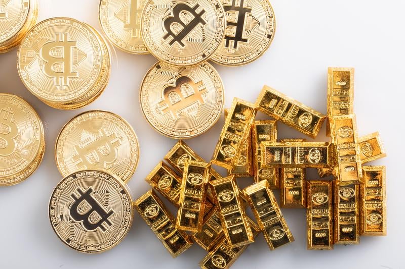 ビットコインとゴールドバーの写真