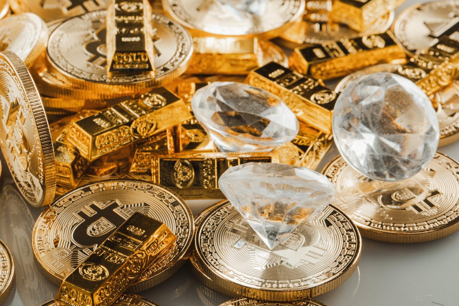 「ダイヤとゴールドとビットコイン」の写真