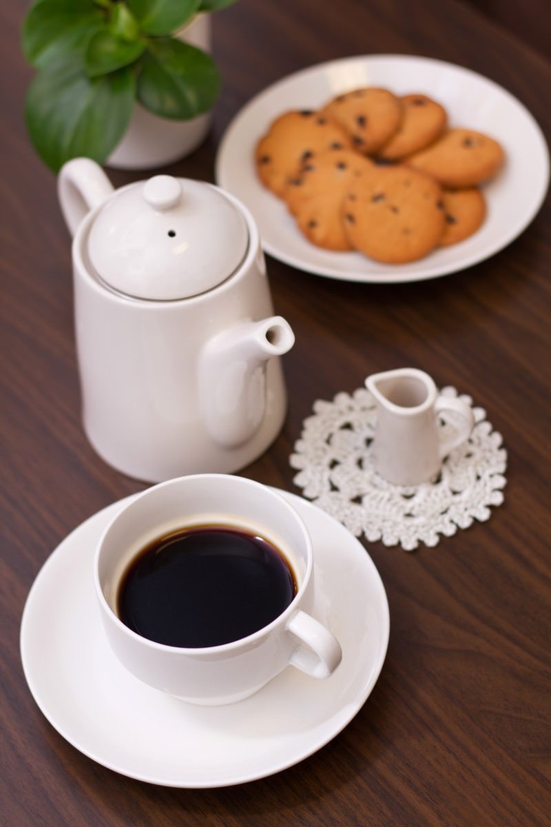 「ティータイム（コーヒーカップやクッキー）」の写真
