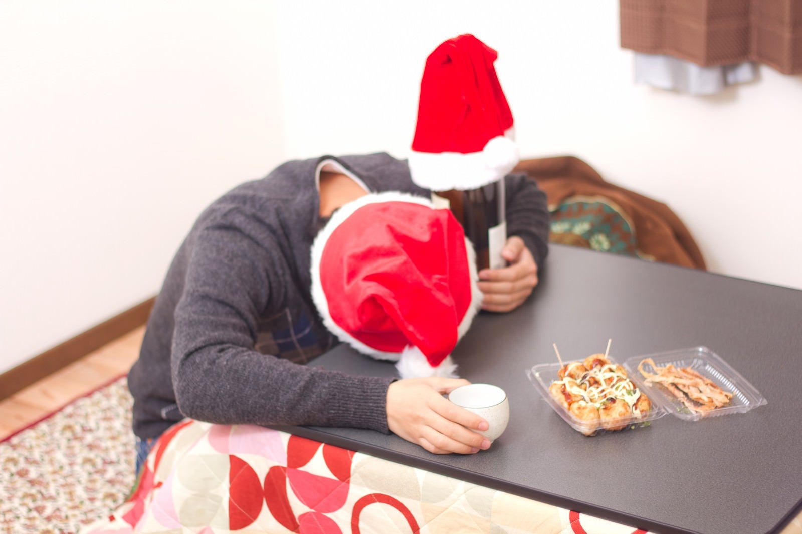 「クリぼっちでクリスマスを終える引きこもりの男性（酔いつぶれ）」の写真［モデル：大川竜弥］