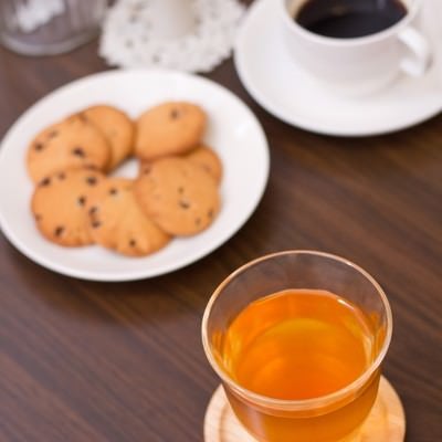 お茶とコーヒーとクッキーの写真