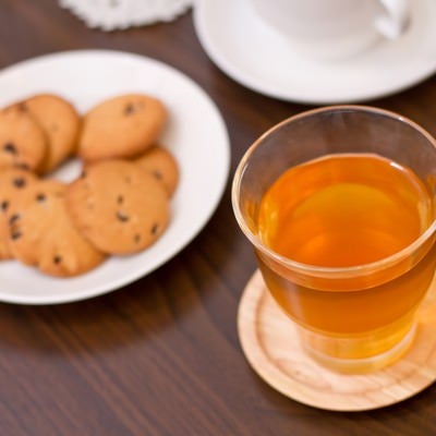 紅茶とクッキーのティータイムの写真