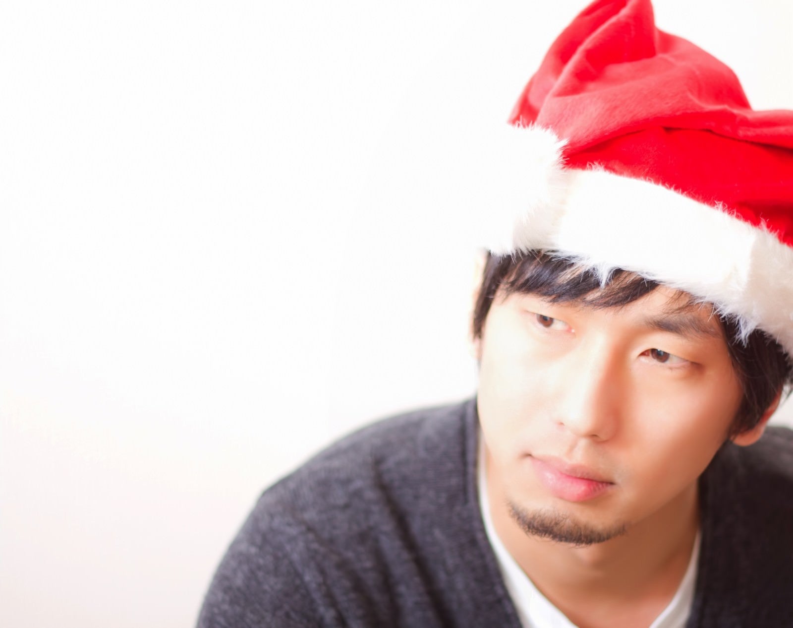 「サンタ帽子をかぶった男性」の写真［モデル：大川竜弥］