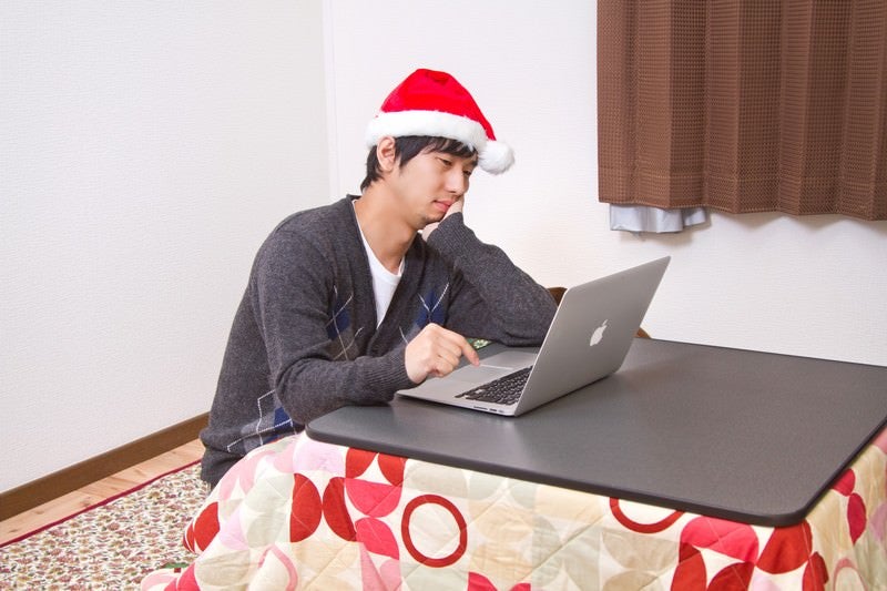 『世間はリア充ばかりか』とクリスマスをネットしながら孤独に過ごす男性の写真