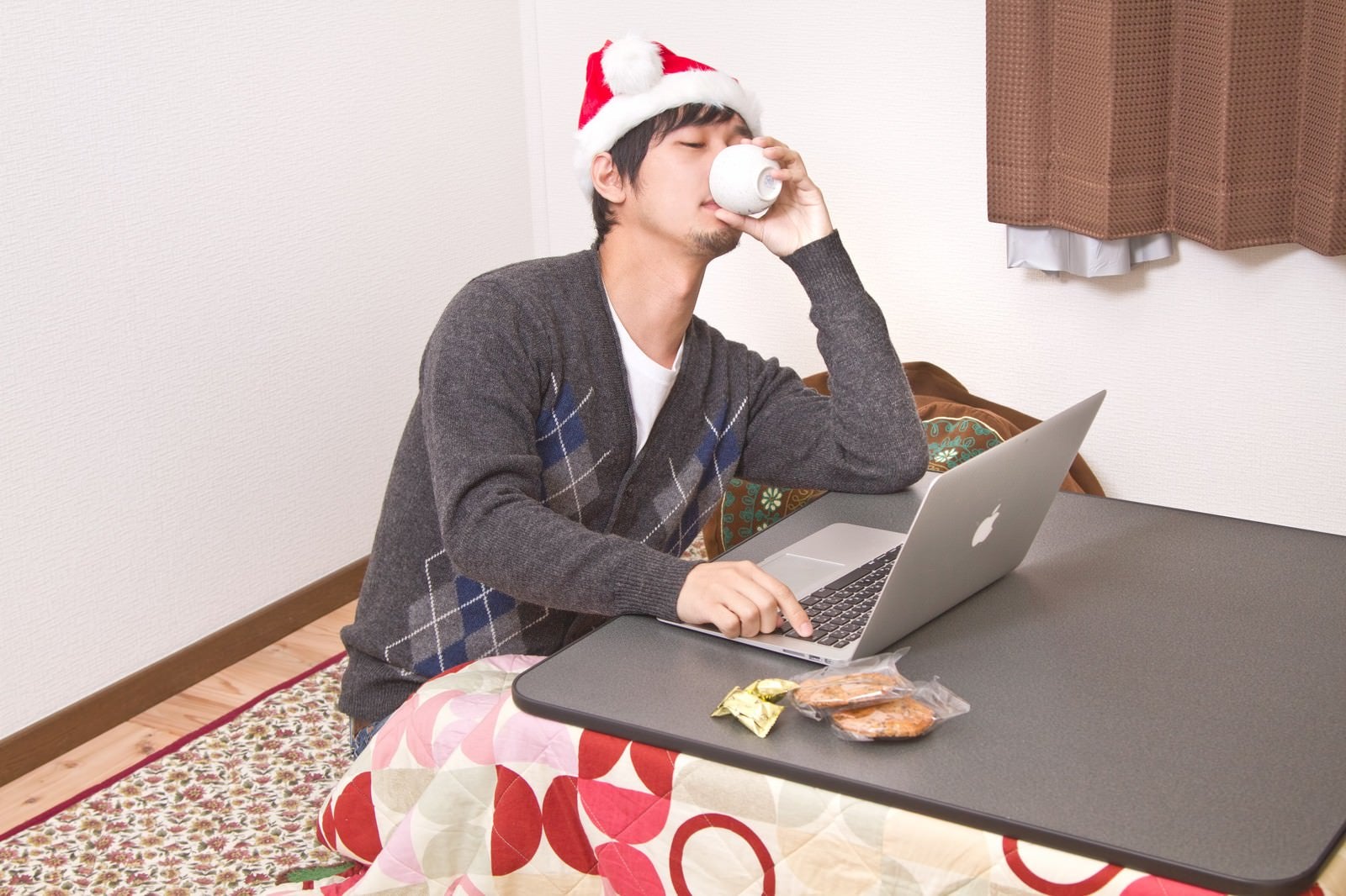 「クリスマスに寂しくPCをするクリぼっち」の写真［モデル：大川竜弥］