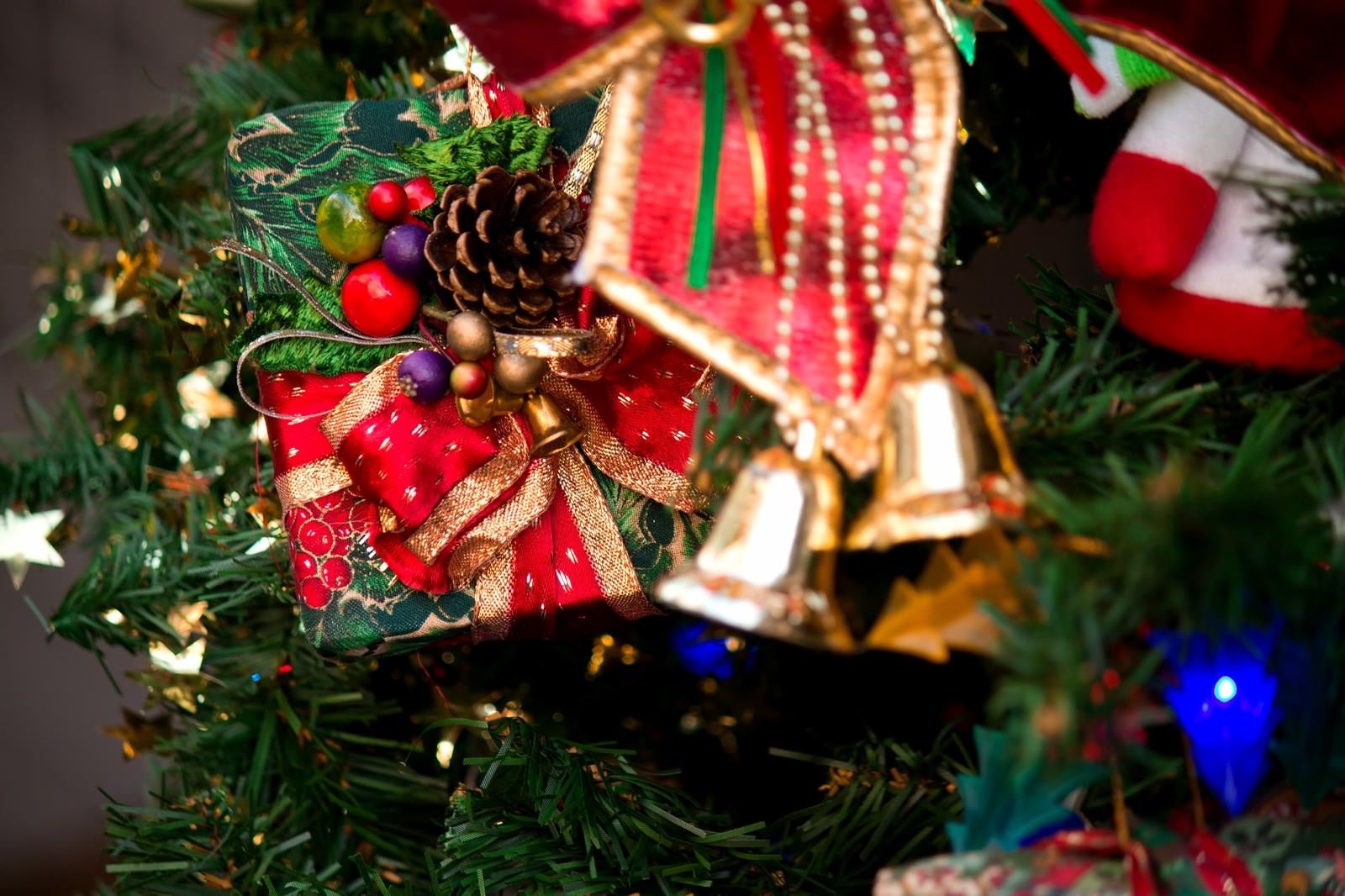 「クリスマスのプレゼントとツリー」の写真