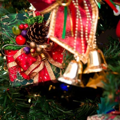 クリスマスのプレゼントとツリーの写真