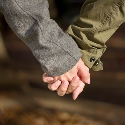 手を握り合う恋人の写真