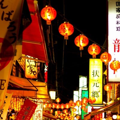 夜の横浜中華街のにぎわいの写真