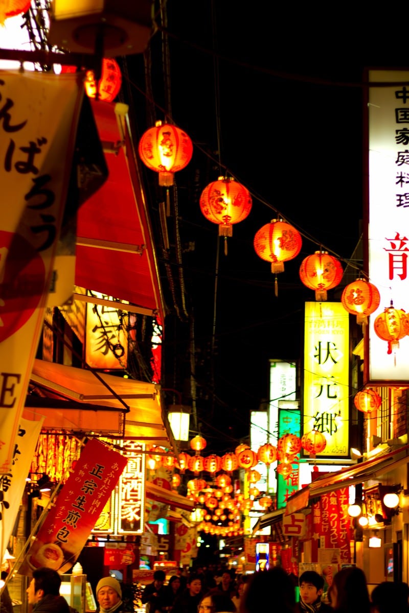 「夜の横浜中華街のにぎわい」の写真