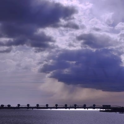 河口堰と曇り空の写真