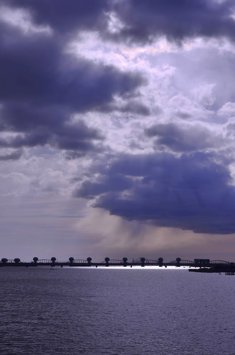 「河口堰と曇り空」の写真