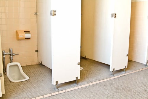 学校の和式トイレの写真