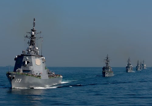 観閲式のイージス艦と護衛艦の写真