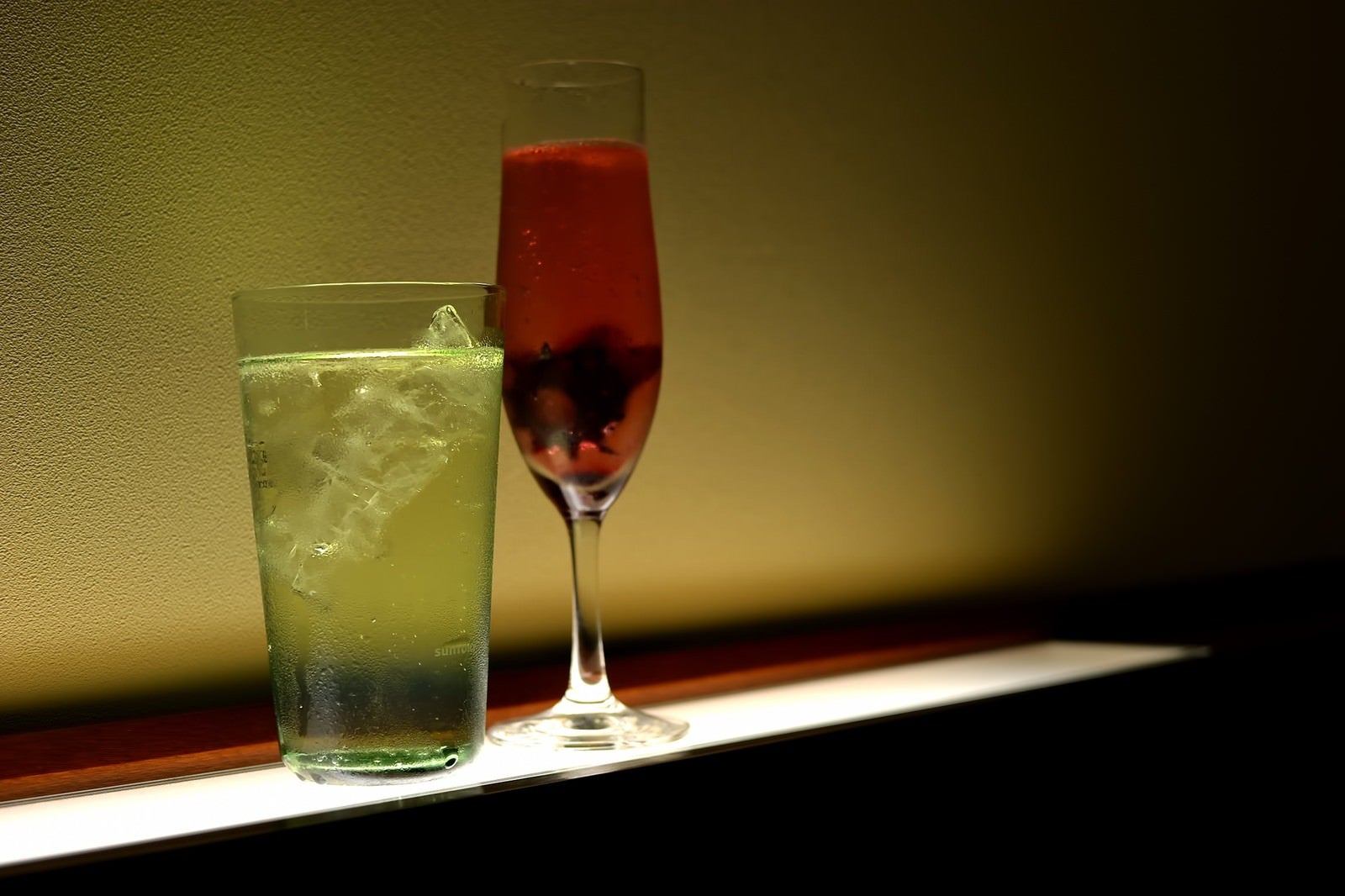 「シャンパンとグラス」の写真