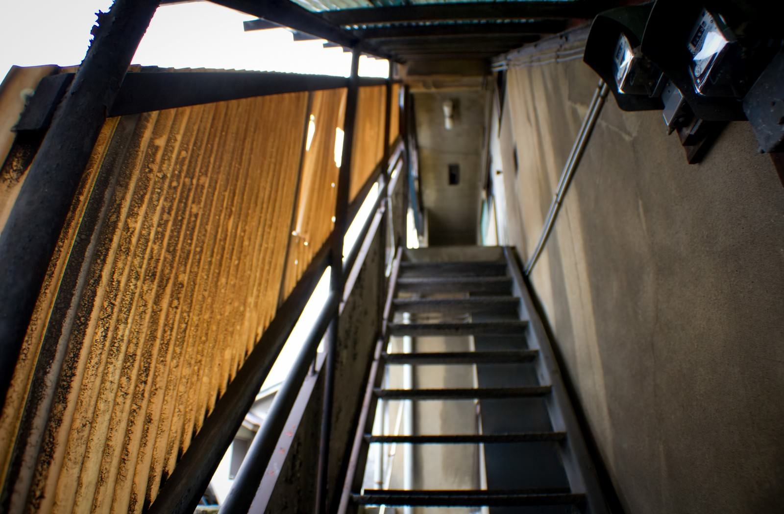 「不気味なアパートの階段」の写真