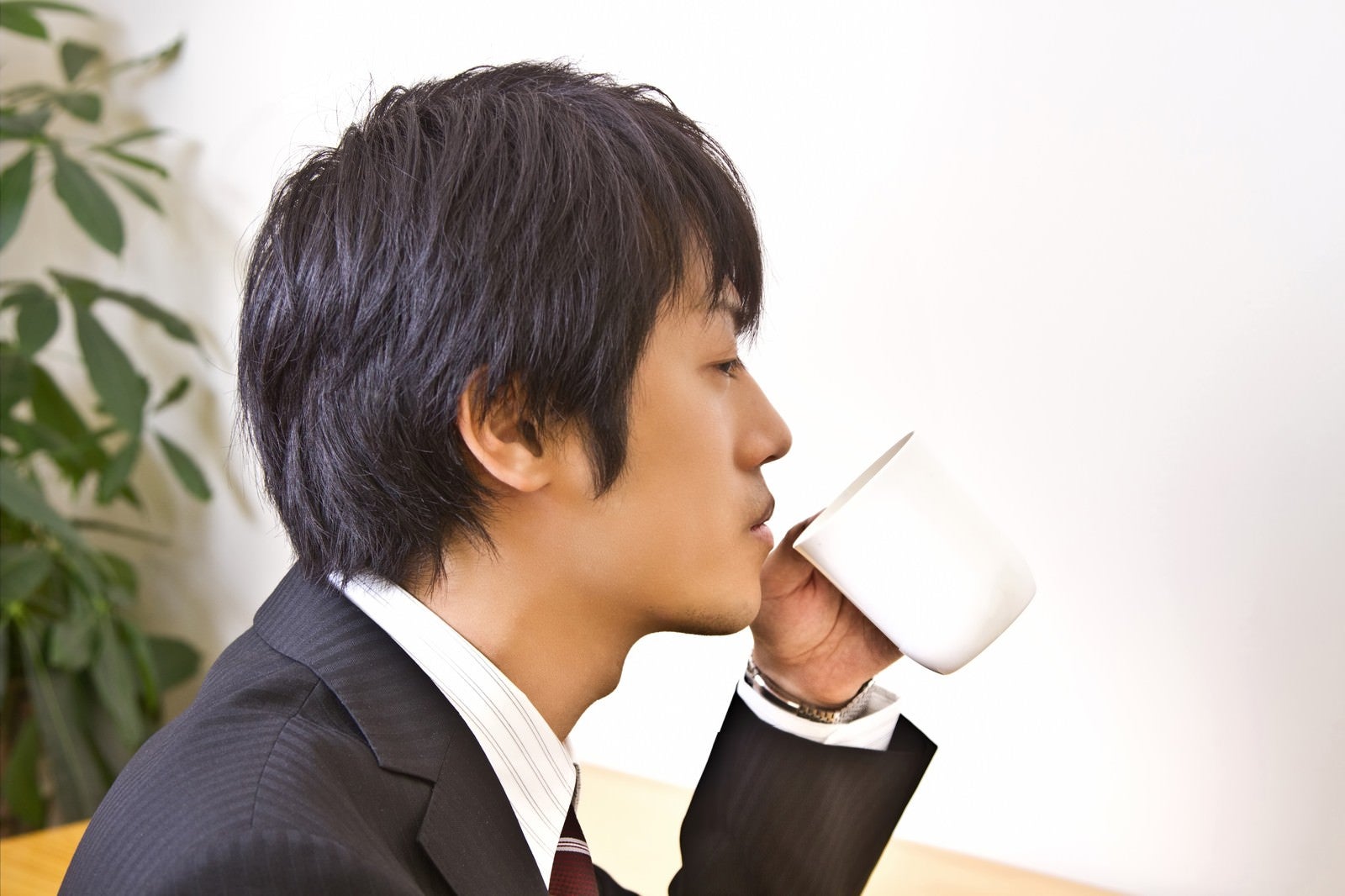 「コーヒーを飲むサラリーマン」の写真［モデル：Tsuyoshi.］